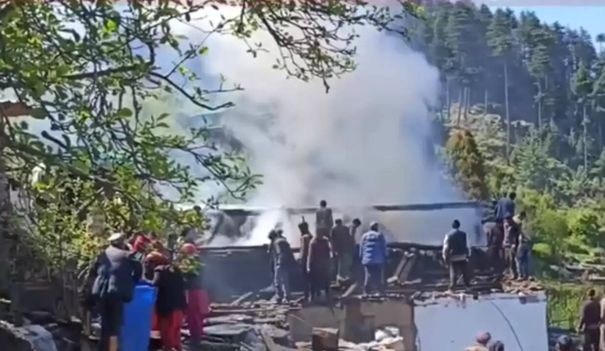 शार्ट सर्किट से ढाई मंजिला मकान जलकर राख, मची अफरा-तफरी