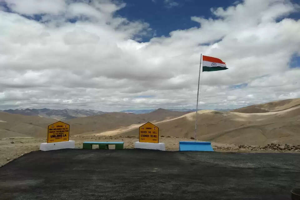 भारत ने लद्दाख में बनाई विश्व की सबसे ऊंची सड़क, बोलीविया का रिकॉर्ड तोड़ा BRO ने लद्दाख के उमलिंगला दर्रे पर 19024 फीट की ऊंचाई पर वाहनों के चलने योग्य सड़क का निर्माण कर गिनीज बुक ऑफ वर्ल्ड रिकॉर्ड्स (Guinness Book of World Records) में अपना नाम दर्ज करा लिया है।