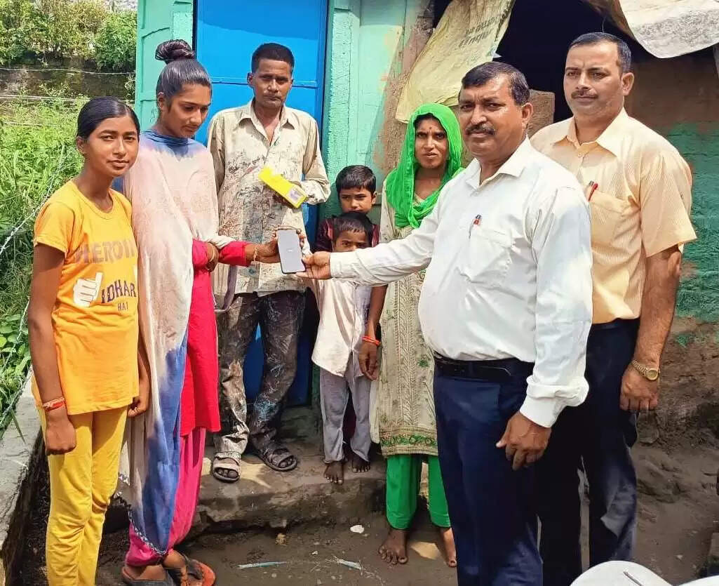 सरकारी योजना का नहीं किया इंतजार, हमीरपुर में शिक्षकों ने बच्चों को दिए स्मार्टफोन