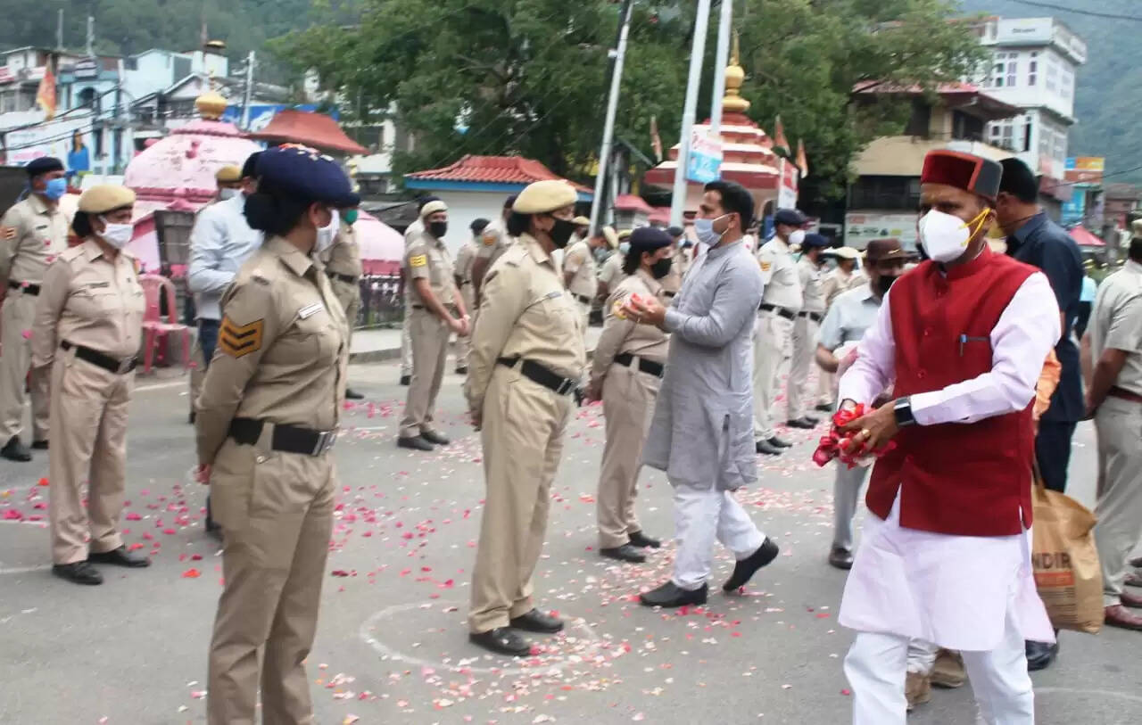 हिमाचल में यहां हुई कोरोना योद्धाओं पर फूलों की बरसात, देखें तस्वीरें
