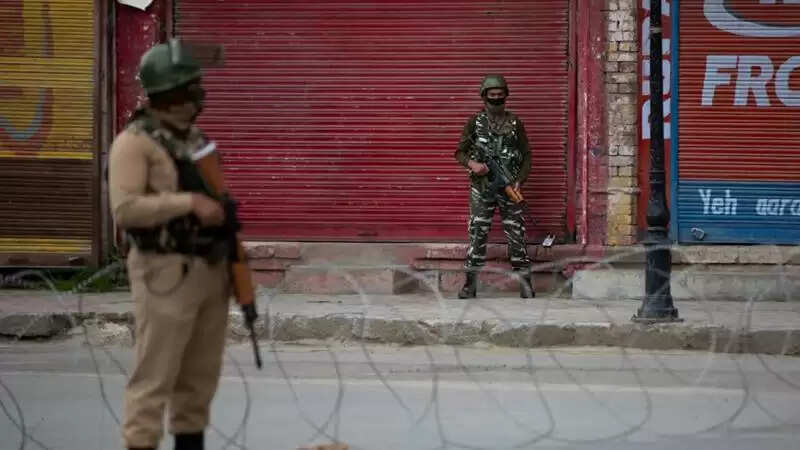 एक युवक ने की नाका तोड़ने की कोशिश, सीआरपीएफ की फायरिंग में मौत