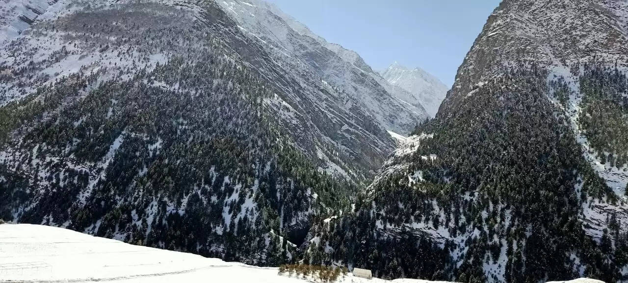 लाहौल की ऊंची चोटियों पर हल्का हिमपात, घाटी में लुढ़का पारा