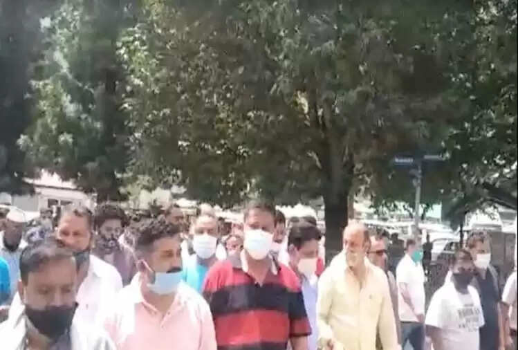 पूर्व प्रधान और पत्नी से मारपीट के आरोपियों की गिरफ्तारी को लेकर सड़कों पर उतरे लोग