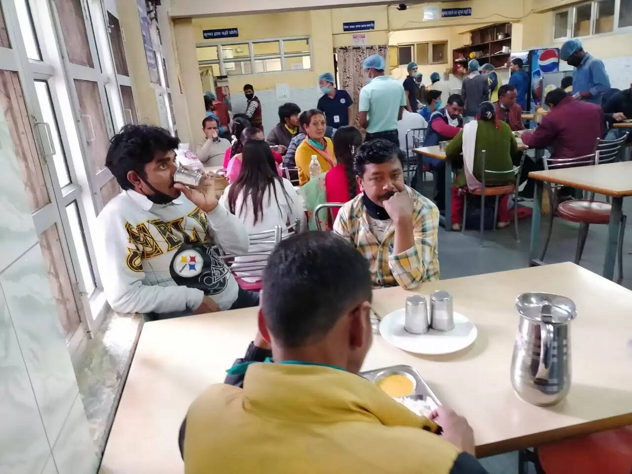 कुल्लू अस्पताल की कैंटीन में उड़ी शारीरिक दूरी नियम की धज्जियां