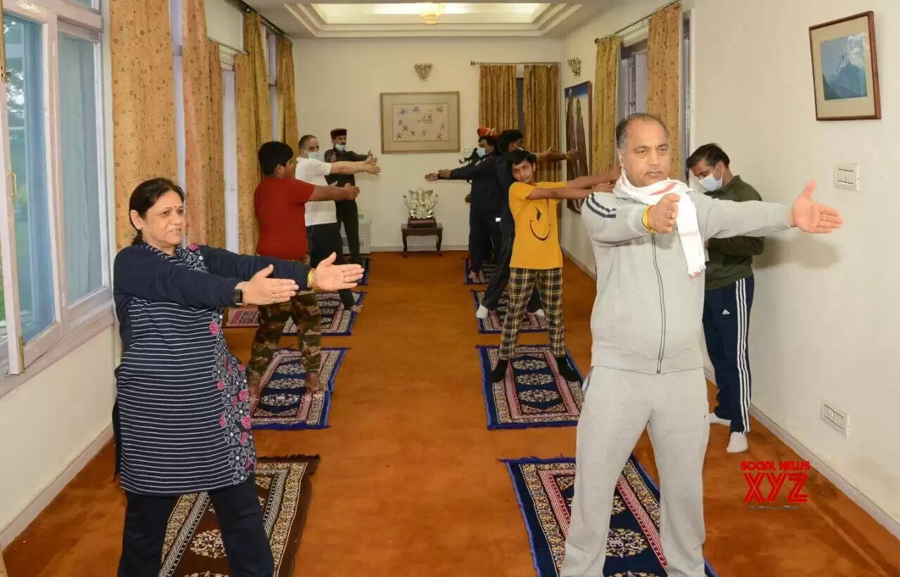 International Yoga Day/हिमाचल के राज्यपाल-सीएम ने सरकारी आवास पर किया योगाभ्यास