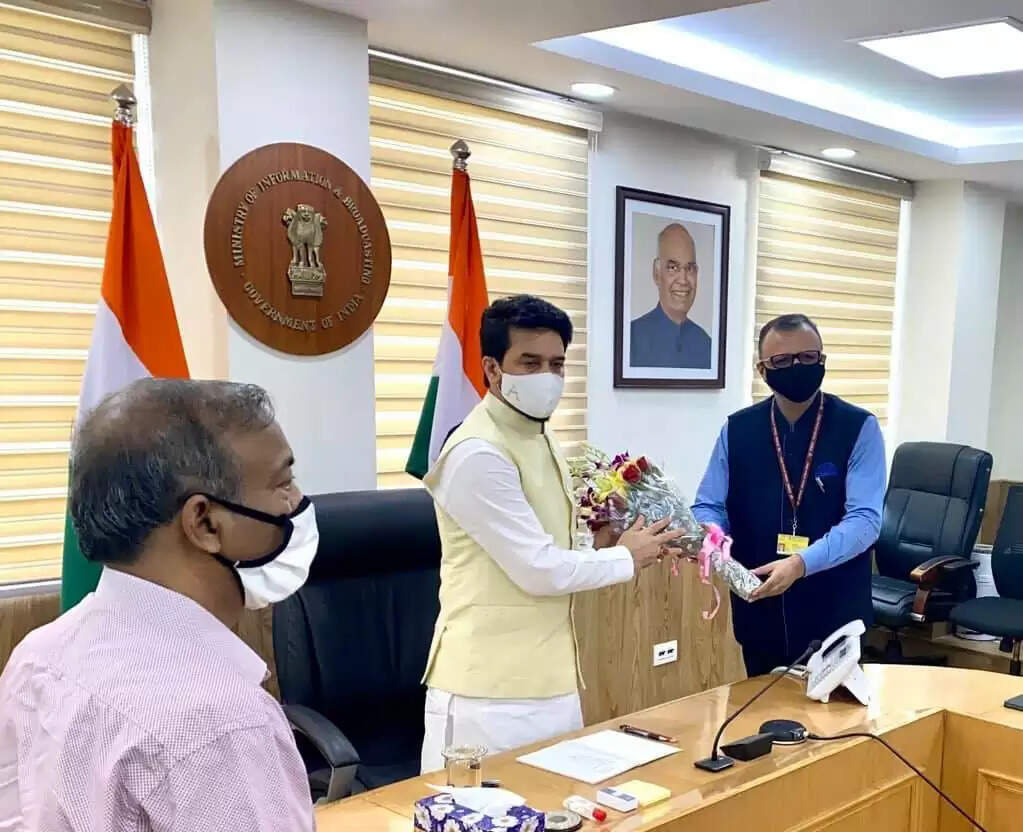अनुराग ठाकुर ने सूचना एवं प्रसारण मंत्री का प्रभार संभाला