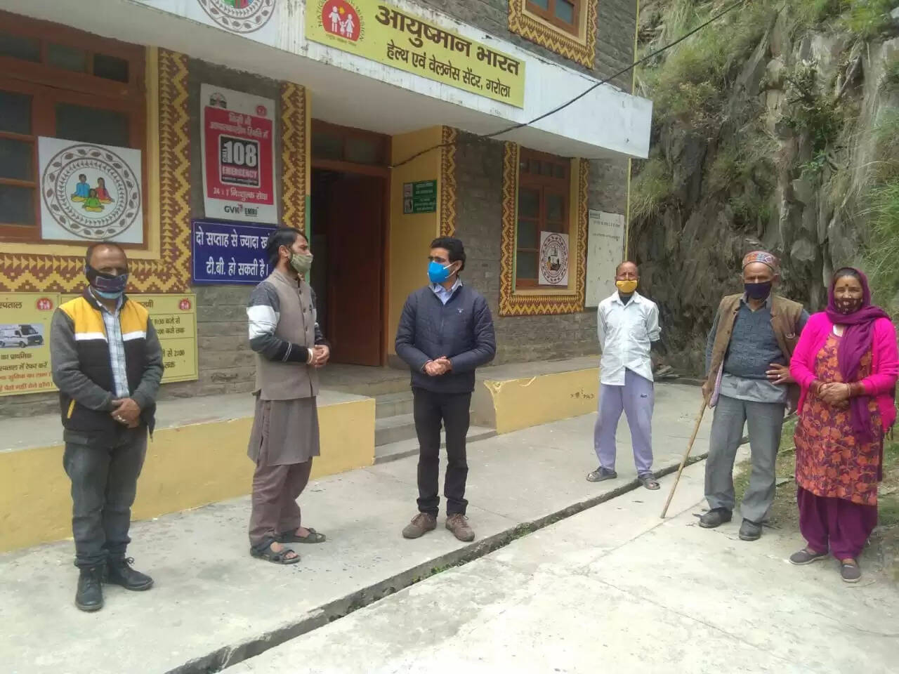 जिला परिषद सदस्य अनिल ढकोग ने लिया पीएचसी गरोला का जायजा