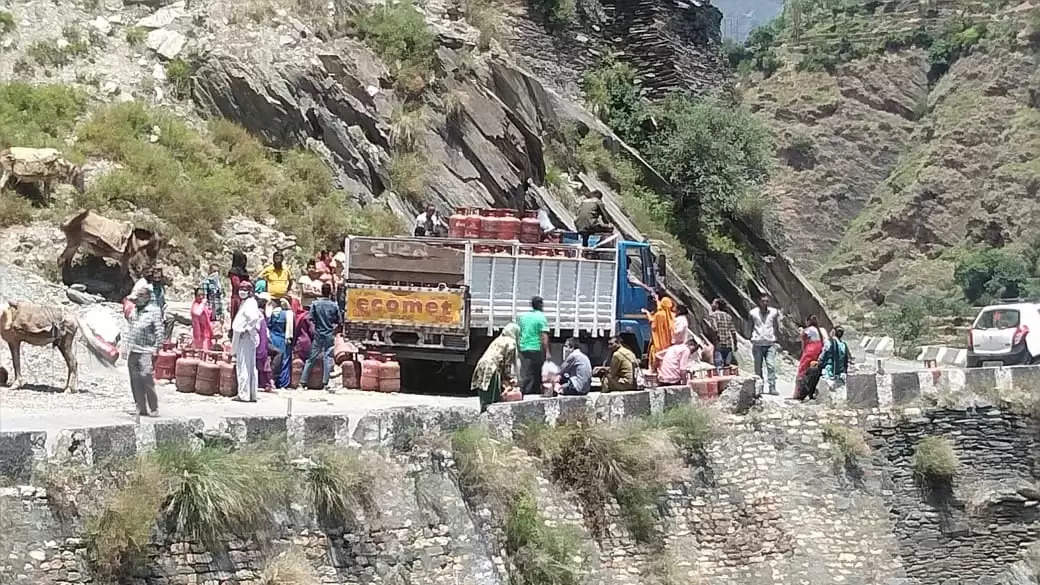 गैहरा युको बैंक में ग्राहकों की भीड़, उड़ी सोशल डिस्टेंसिंग की धज्जियां, देखें लाइव तस्वीरें