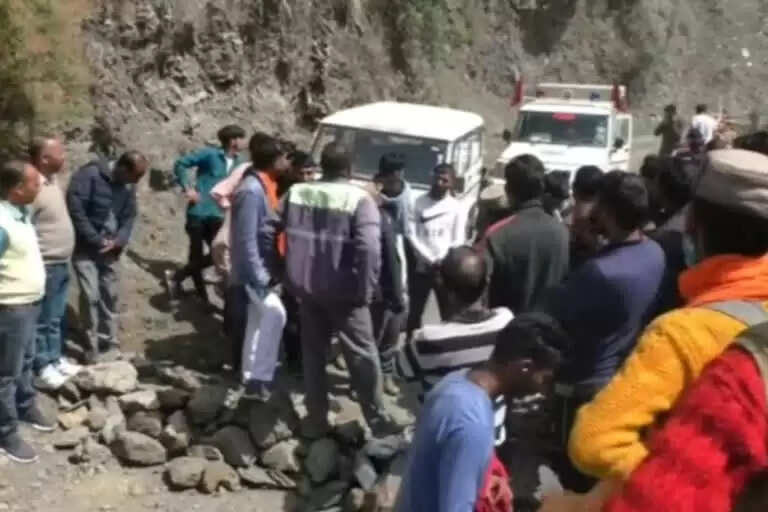 ग्रामीणों ने सड़क पर पत्थर लगाकर रोका विस उपाध्यक्ष का काफिला, यह थी वजह