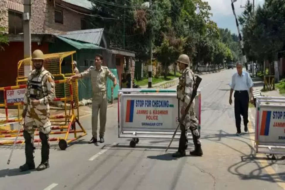 Militancy in Kashmir : आतंकियों के तीन सहयोगी गिरफ्तार, हथियार बरामद