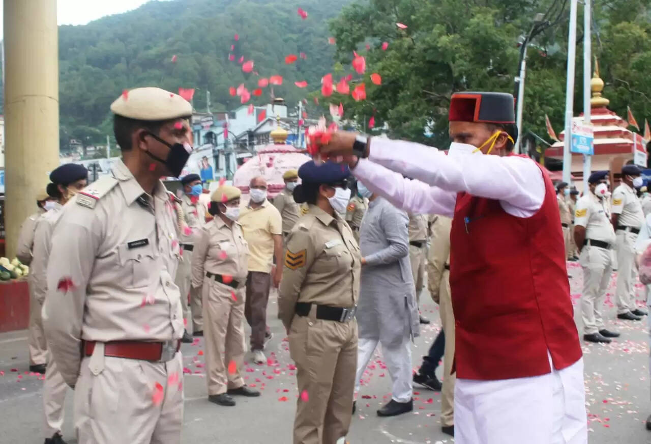 हिमाचल में यहां हुई कोरोना योद्धाओं पर फूलों की बरसात, देखें तस्वीरें