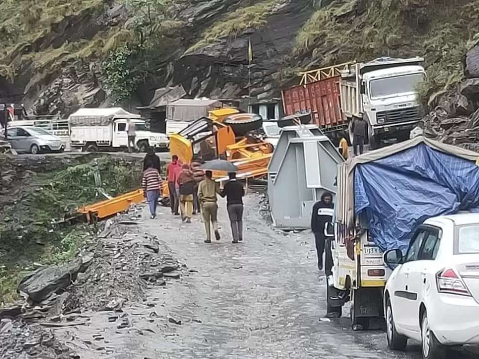चम्बा-भरमौर मार्ग पर पलटी क्रेन, यातायात हुआ ठप्प