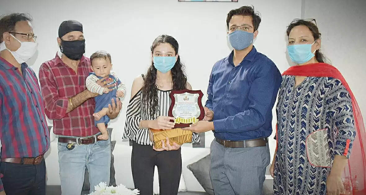 12वीं की टॉपर अमनप्रीत कौर के घर पहुंचे डीसी विवेक भाटिया