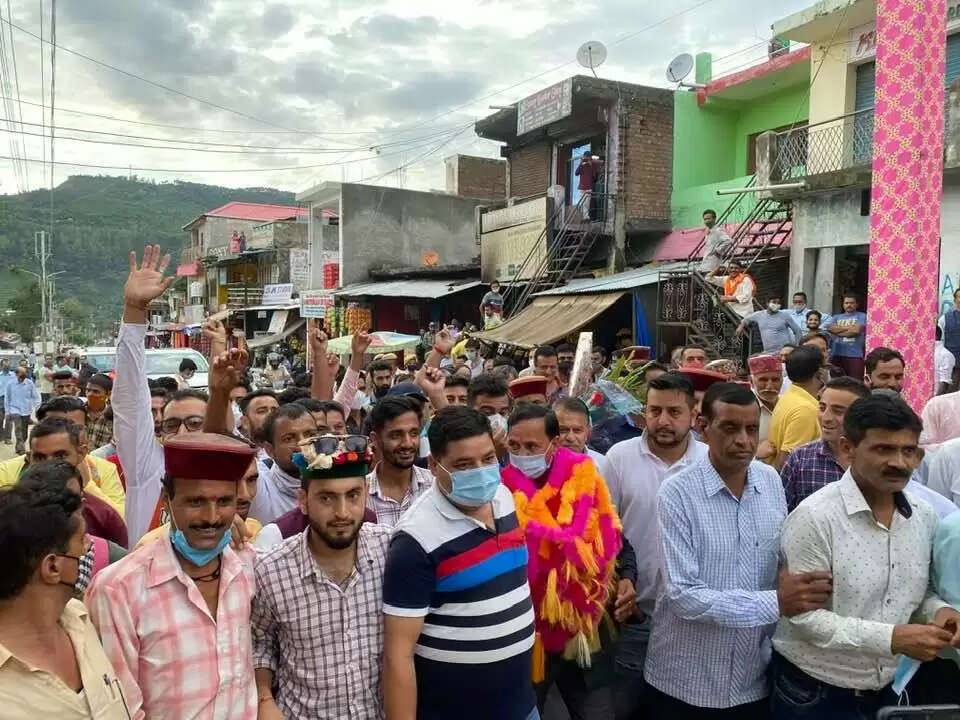 मुख्य सचेतक का पद संभालने के बाद भटियात में जरियाल का गर्मजोशी से स्वागत