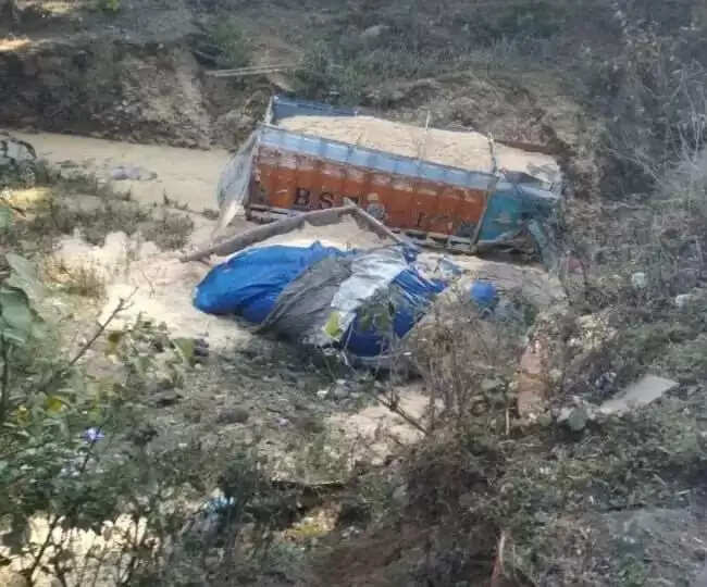 खाई में गिरा ट्रक, दो की मौत, तीन जख्मी