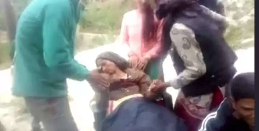 बीमारी और लाचारी: पेट दर्द से बेसुध महिला को पालकी से सड़क तक पहुंचाया