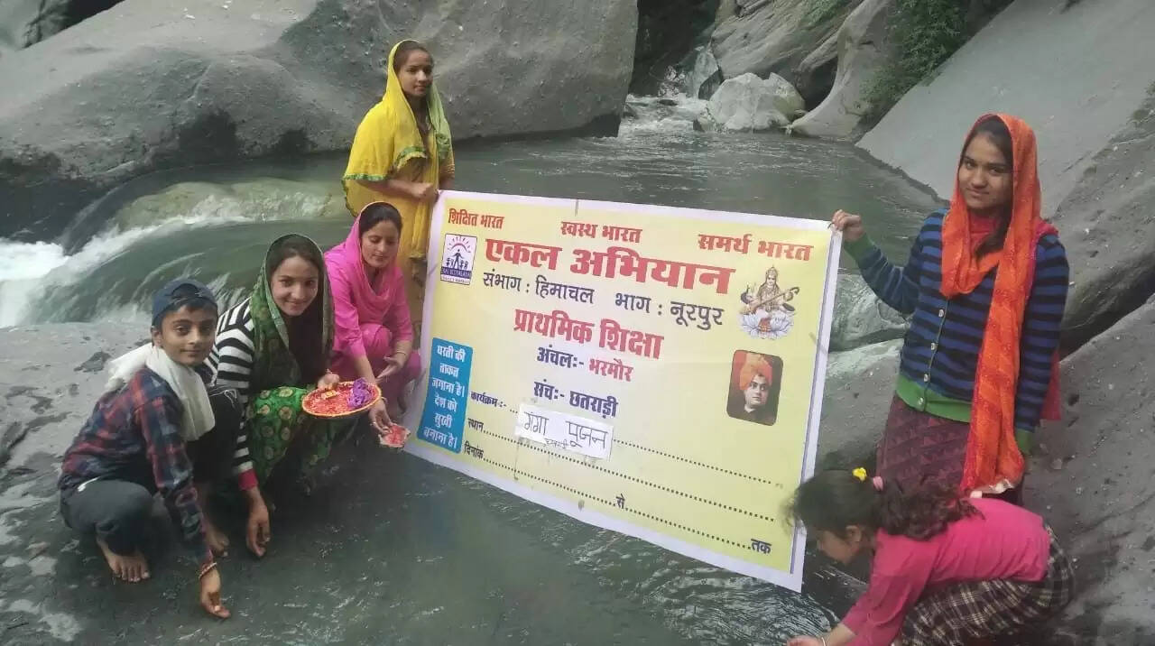 एकल अभियान : गांवों में कोरोना से बचाव के संदेश दे रहीं आचार्य
