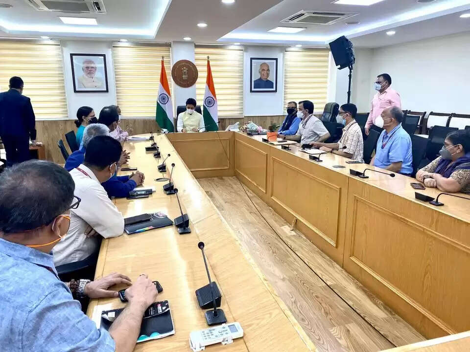 अनुराग ठाकुर ने सूचना एवं प्रसारण मंत्री का प्रभार संभाला