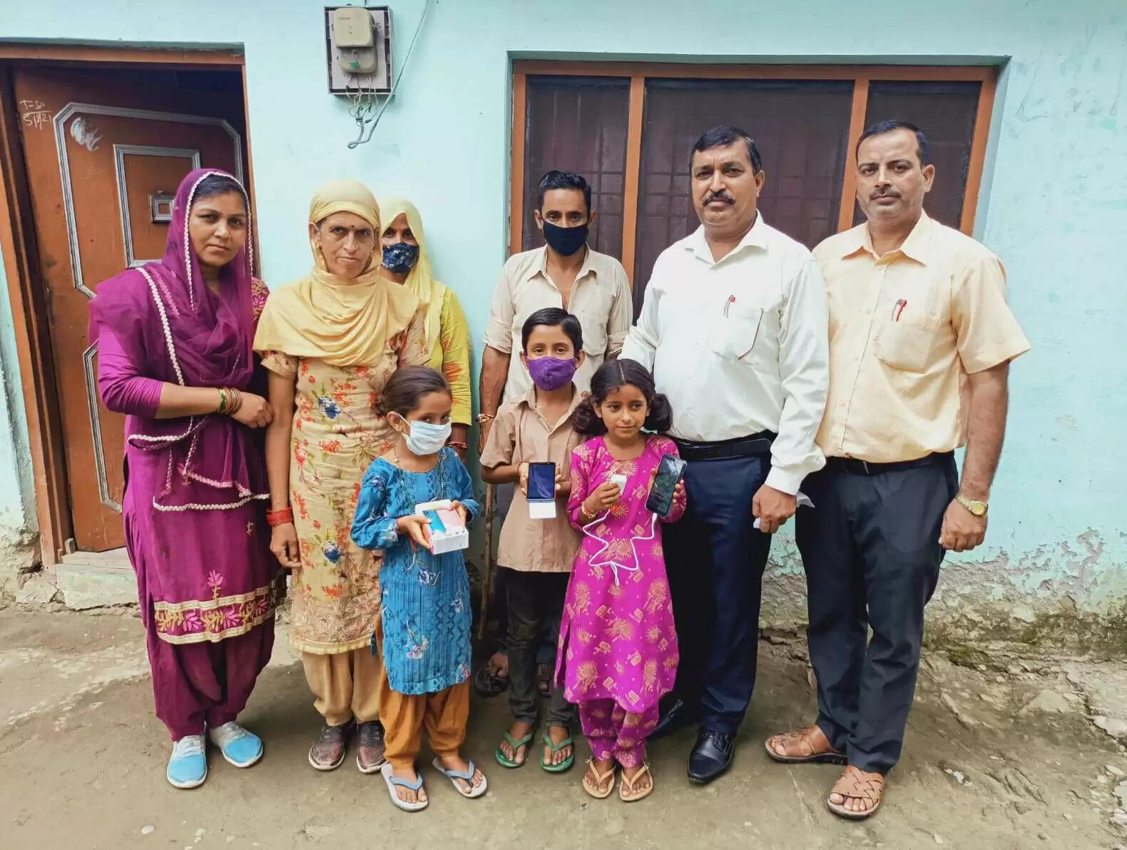 सरकारी योजना का नहीं किया इंतजार, हमीरपुर में शिक्षकों ने बच्चों को दिए स्मार्टफोन