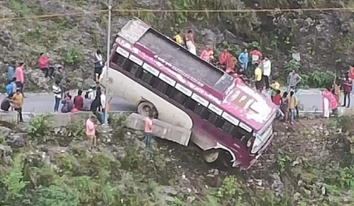 सिरमौर में बस हवा में लटकी, चालक की सूझबूझ से टला हादसा