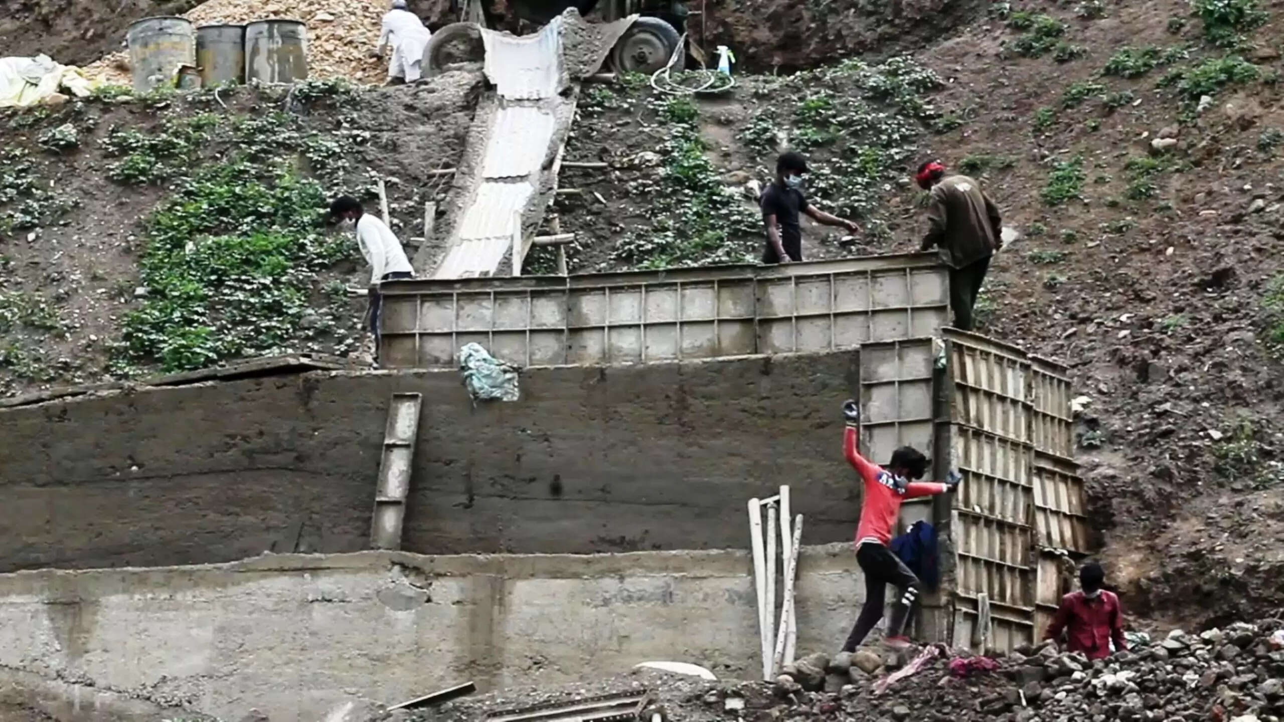 हिमाचल में मेगा प्रोजेक्ट सहित 10 हजार काम शुरू, बाहरी राज्यों से आने वालों पर सख्ती