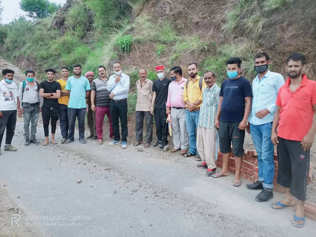 SDM भटियात बच्चन सिंह ने युवक मंडल को दान की पैतृक जमीन