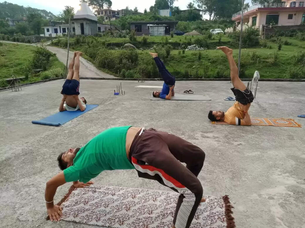 International Yoga Day/हिमाचल के राज्यपाल-सीएम ने सरकारी आवास पर किया योगाभ्यास