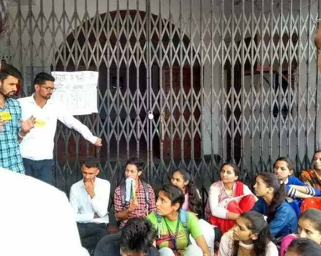 धर्मशाला/11 वर्ष से उधार के भवन में चली रही CU HIMACHAL, छात्रों ने जड़ा ताला