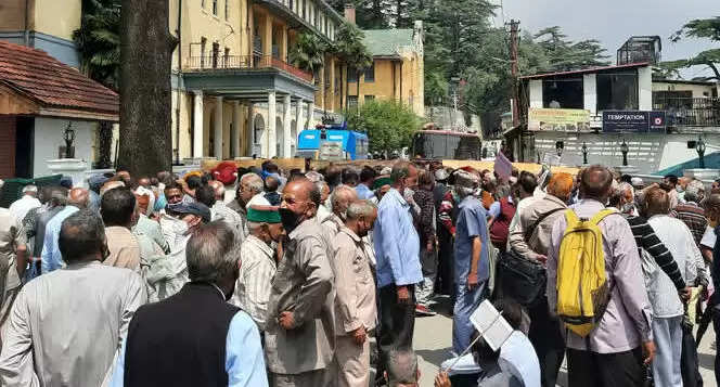 मानसून सत्रः विधानसभा परिसर के बाहर एचआरटीसी पेंशनर संघ का प्रदर्शन