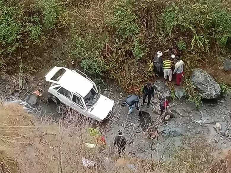 चंबा में खाई में गिरी कार, दो की मौत, एक गंभीर घायल