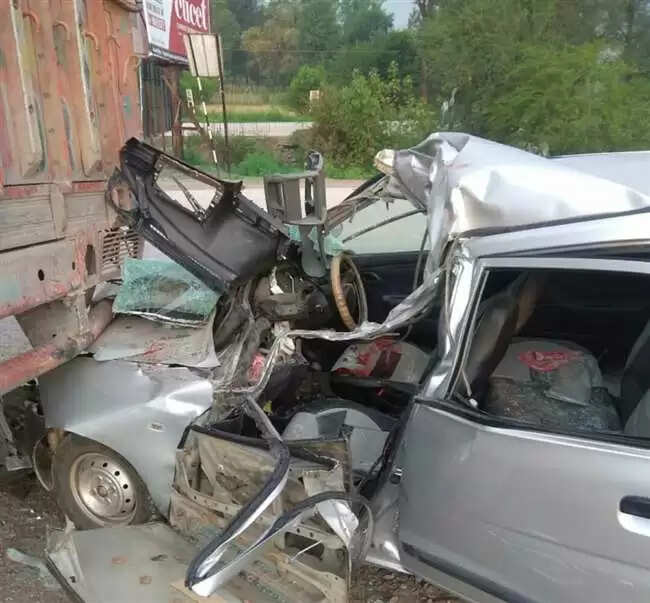 खड़े ट्रक से टकराई कार, एयरफोर्स जवान समेत दो भाइयों की मौत
