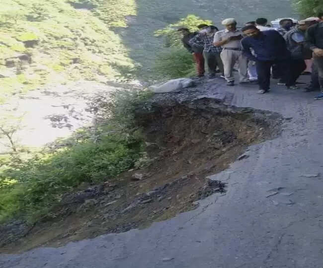 चम्बा-भरमौर राजमार्ग पर गिरा डंगा, थमे वाहनों के पहिए