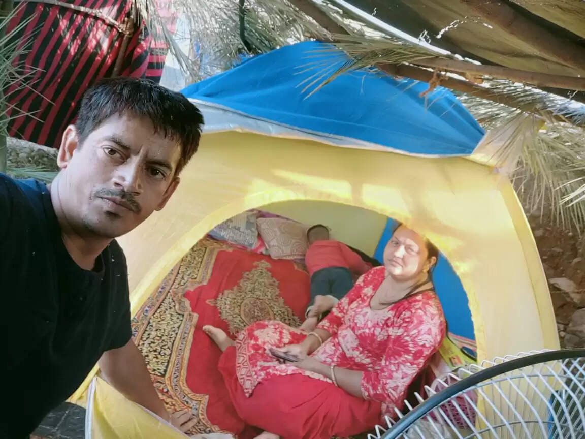 हिमाचलः कोरोना पर ऐसे मिलेगी विजय, 20 दिन से टेंट में रह रहा है चंबा का यह परिवार