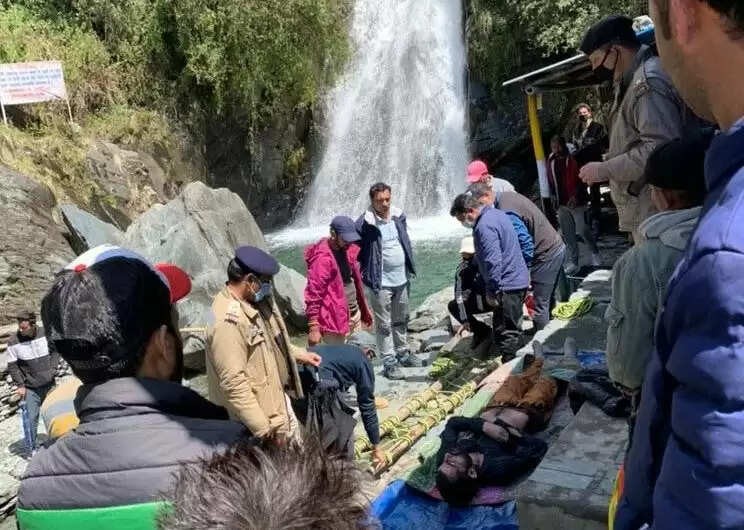 लाॅकडाउन में गया था दोस्तों संग पिकनिक मनाने, पैर फिसलने से युवक की मौत