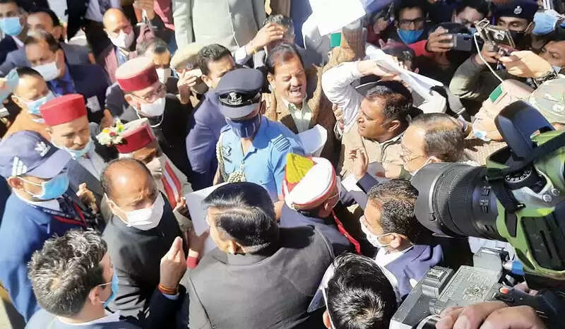 VidhanSabha Dispute: कांग्रेस के पांच विधायकों के खिलाफ FIR