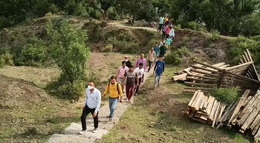 SDM भटियात बच्चन सिंह ने युवक मंडल को दान की पैतृक जमीन