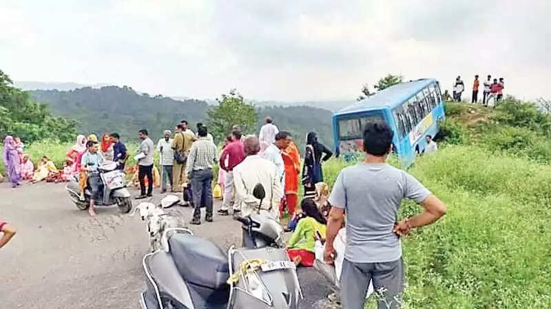 पहाड़ी से टकराई सवारियों से भरी एचआरटीसी बस; 10 लोग घायल