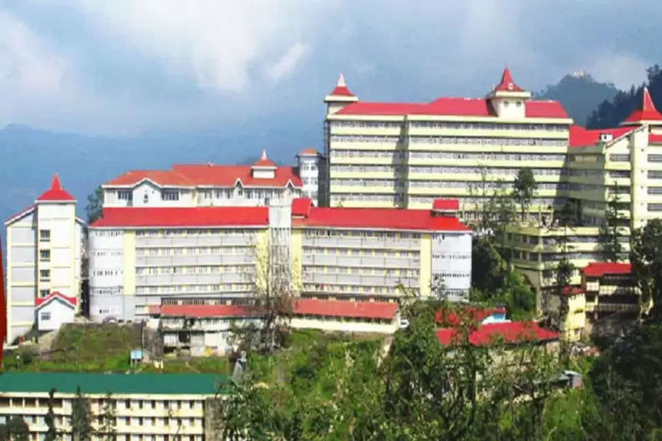 IGMC Shimla 171 Doctors Will On Holiday Till 9 March  IGMC Doctors Holiday: हिमाचल प्रदेश (Himachal Pradesh) की राजधानी शिमला (Shimla) के सबसे बड़े अस्पताल इंदिरा गांधी मेडिकल कॉलेज (Indira Gandhi Medical College) में आने वाले दिनों में मरीजों की परेशानी बढ़ सकती है।  मंगलवार से IGMC के 171 डॉक्टर छुट्टी पर जा रहे हैं। 36 विभागों के 171 डॉक्टर 9 मार्च तक अवकाश पर रहेंगे।