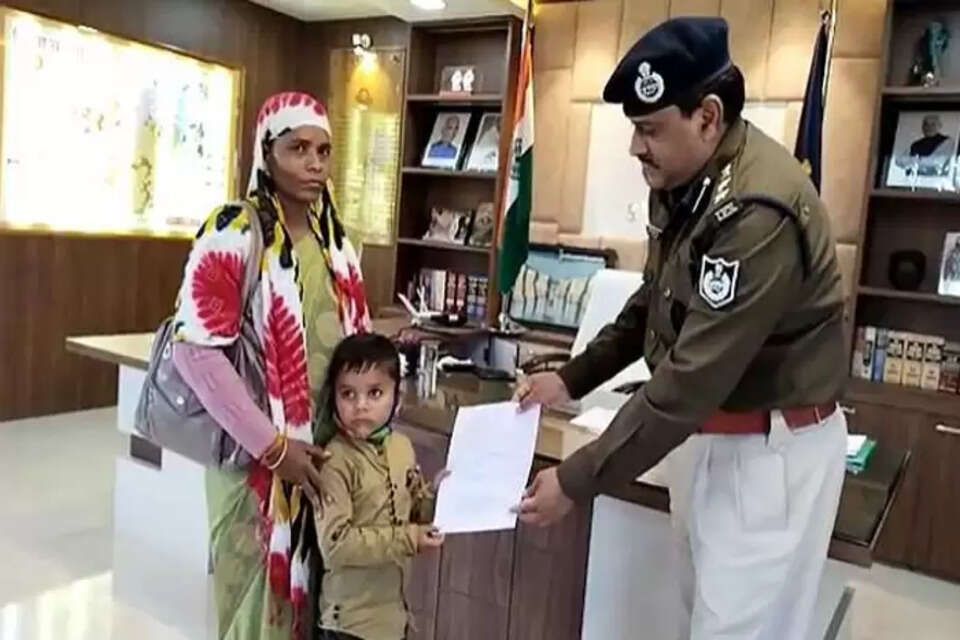 बेरोजगार के दौर में कई लोगों की नौकरियां जा रही हैं, लेकिन इसी बीच देश में एक ऐसा मामला सामने आया है, जिसको जानकारी आपका सिर चकरा जाएगा। मध्य प्रदेश के 5 साल के छोटे बच्चे ने बाल पुलिस आरक्षक के पद पर तैनाती लेकर इतिहास रच दिया है। इस बच्चे को नियुक्ति पत्र देते हुए जब पुलिस अधिकारी ने पूछा कि क्या तुम पुलिस की नौकरी करना चाहते हो तो उसने हाथ जोड़ कर पहले आभार जताया फिर अपनी तोतली बोली में कहा- हां। बच्चे का ये मासूम अंदाज देखकर वहां मौजूद लोगों का दिल भर आया, वहां मौजूद मां के तो आंसू ही छलक गए। पूरा मामला क्या है आपको आगे बताते हैं-