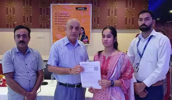 एचसीएल टेक बी प्रोग्राम के विद्यार्थियों को प्रदान किए ऑफर लेटर