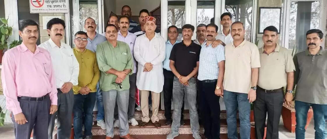 शिक्षक संघों के प्रतिनिधियों ने हमीरपुर परिधि गृह में विधायक नरेंद्र ठाकुर से भेंट की