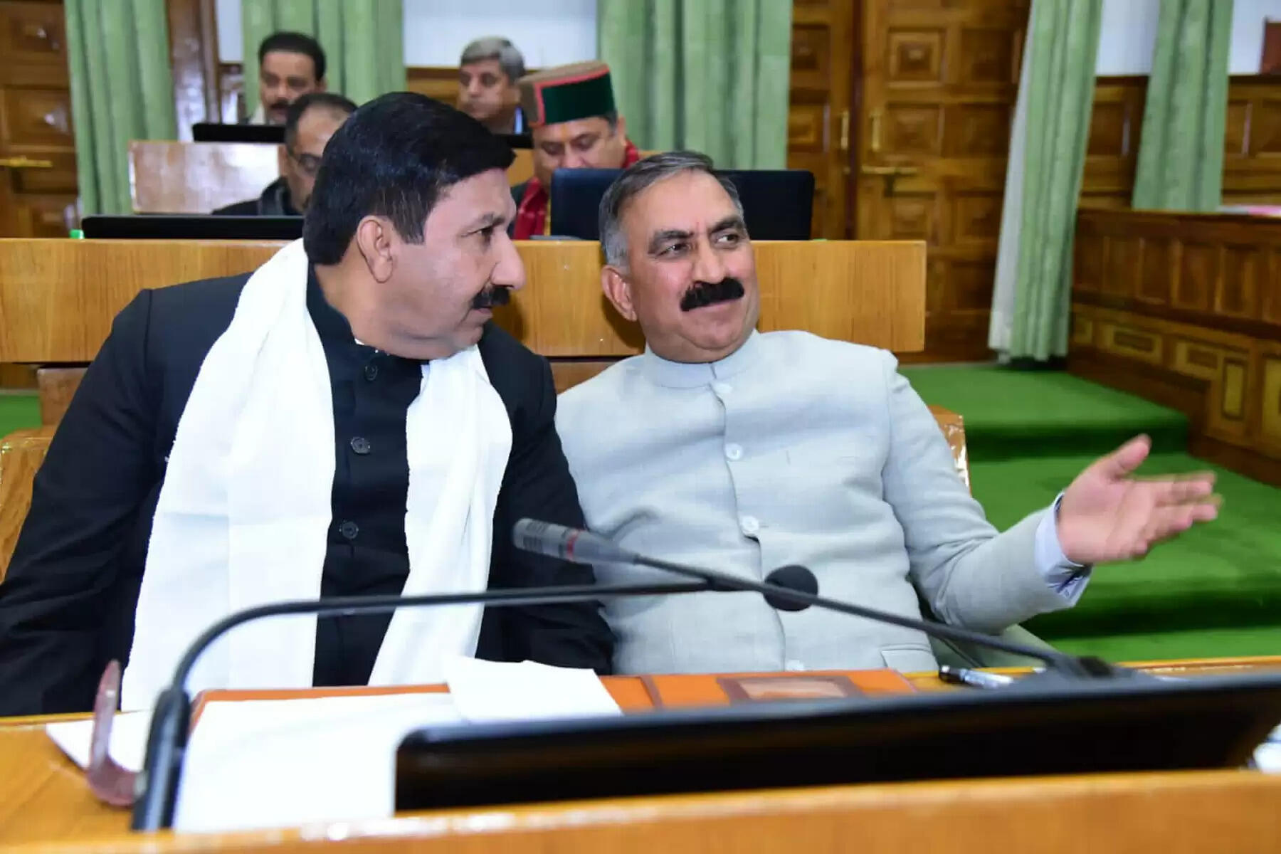 हिमाचल प्रदेश में 18 से 60 वर्ष की महिलाओं को प्रतिमाह 1,500 रुपये देने की दिशा में कदम ताल शुरू हो गई है। हिमाचल प्रदेश सरकार ने महिलाओं को हर माह 1500 रुपये देने की घोषणा के लिए एक कैबिनेट सब कमेटी गठित कर दी है। इसी कमेटी की सिफारिशों के आधार पर हिमाचल की 18 से 60 साल तक की महिलाओं को मासिक 1500 रुपये दिए जाएंगे।