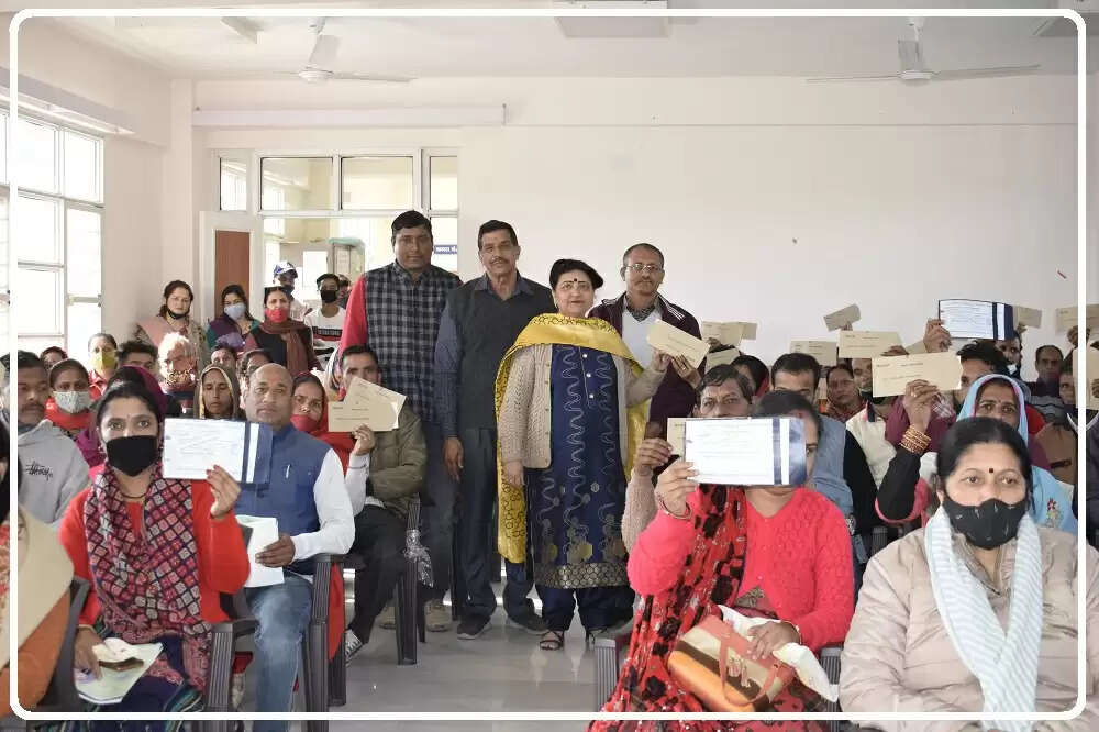 सरवीन चौधरी (Sarveen Choudhary) ने शाहपुर विधानसभा क्षेत्र के रैत में शगुन और बेटी है अनमोल योजना के तहत 44 बेटियों को 11.55 लाख रुपये के चेक बांटे।