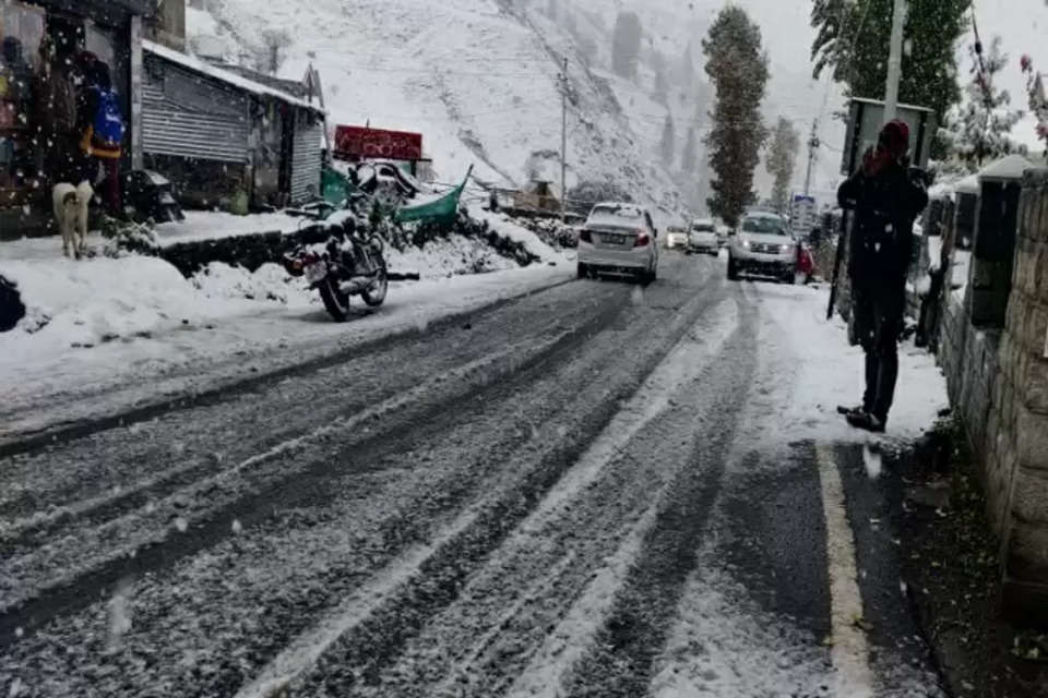 Snowfall in Himachal पहाड़ों पर बर्फबारी, राष्ट्रीय राजमार्ग-03 वाहनों की आवाजाही बंद 