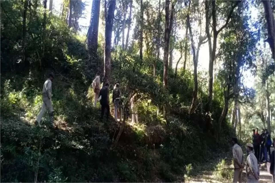 हिमाचल प्रदेश की राजधानी शिमला (Shimla) के समरहिल जंगल (Summerhill Jungle) में जिला परिषद सदस्य (Zilla Parishad Member) का शव पेड़ से लटका मिला।