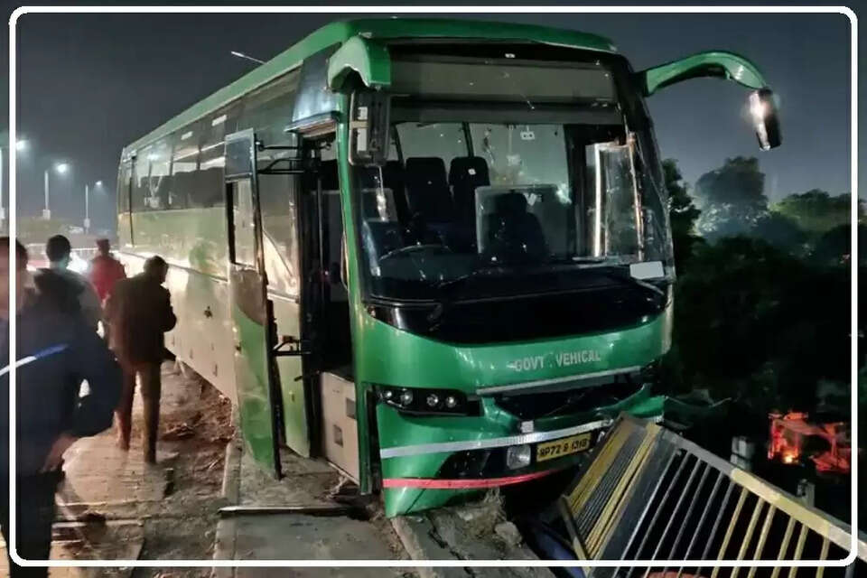 हिमाचल प्रदेश के पड़ोसी राज्य उत्तराखंड में बुधवार को हिमाचल पथ परिवहन निगम (HRTC) की एक बस हादसे का शिकार हो गई। गनीमत रही कि बस गंगा नदी में नहीं गिरी वरना बड़ा हादसा हो सकता था।