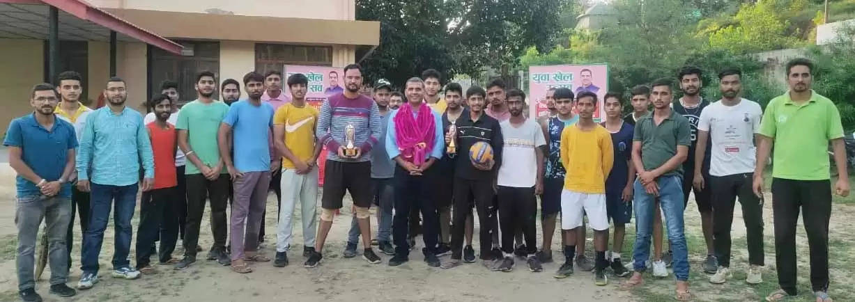  प्रदेश भाजपा मीडिया सह प्रभारी नरेंद्र अत्री ने हिम अंचल सोसायटी द्वारा हमीरपुर में  युवा खेल उत्सव के वॉलीबॉल प्रतियोगिता के समापन पर मटाहणी में बतौर मुख्य अतिथि 