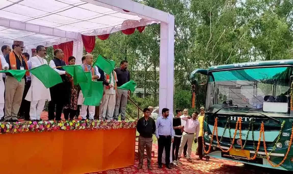 हिमाचल पथ परिवहन निगम के बेड़े में 16 और बसें शामिल हो गई हैं।  मुख्यमंत्री जयराम ठाकुर  (Cm Jairam Thakur) ने मंगलवार को हमीरपुर से हिमाचल पथ परिवहन निगम (HRTC) की 195 नई बसों में से 16 बसों के एक बेड़े को हरी झंडी दिखाकर रवाना किया। यात्रियों के लिए आरामदायक और सुरक्षित यात्रा सुनिश्चित करने के लिए प्रदेश सरकार द्वारा निगम के लिए इन बसों की खरीद की गई है।