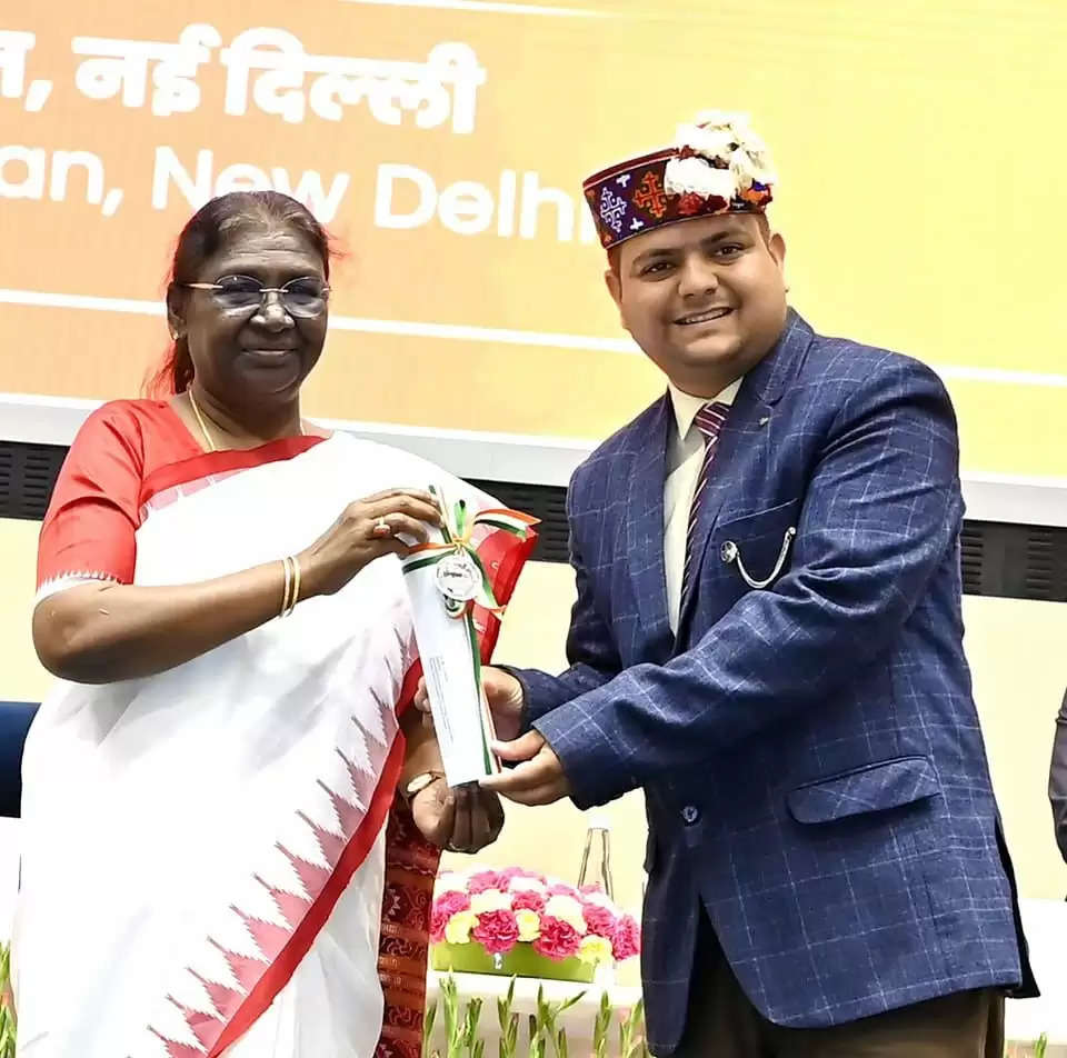 नई दिल्ली में शिक्षक दिवस पर आयोजित कार्यक्रम में राष्ट्रपति द्रौपदी मुर्मू (President Draupadi Murmu) ने शिक्षक युद्धवीर टंडन (Teacher Yudhveer Tondon) को सम्मानित किया है।
