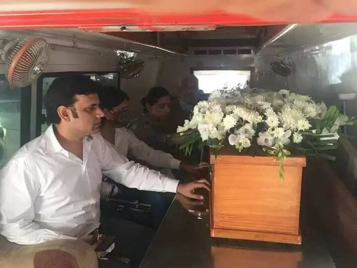 हिमाचल के दिग्गज कांग्रेस नेता और पूर्व मंत्री जीएस बाली (GS Bali) का पार्थिव शरीर शनिवार दोपहर बाद कांगड़ा एयरपोर्ट (Kangra Airport) पर पहुंचा।